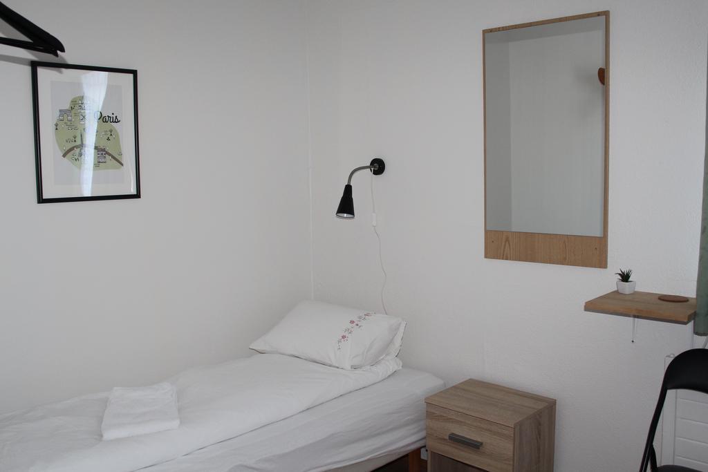 Lonsa Guesthouse อาคูเรย์รี ภายนอก รูปภาพ