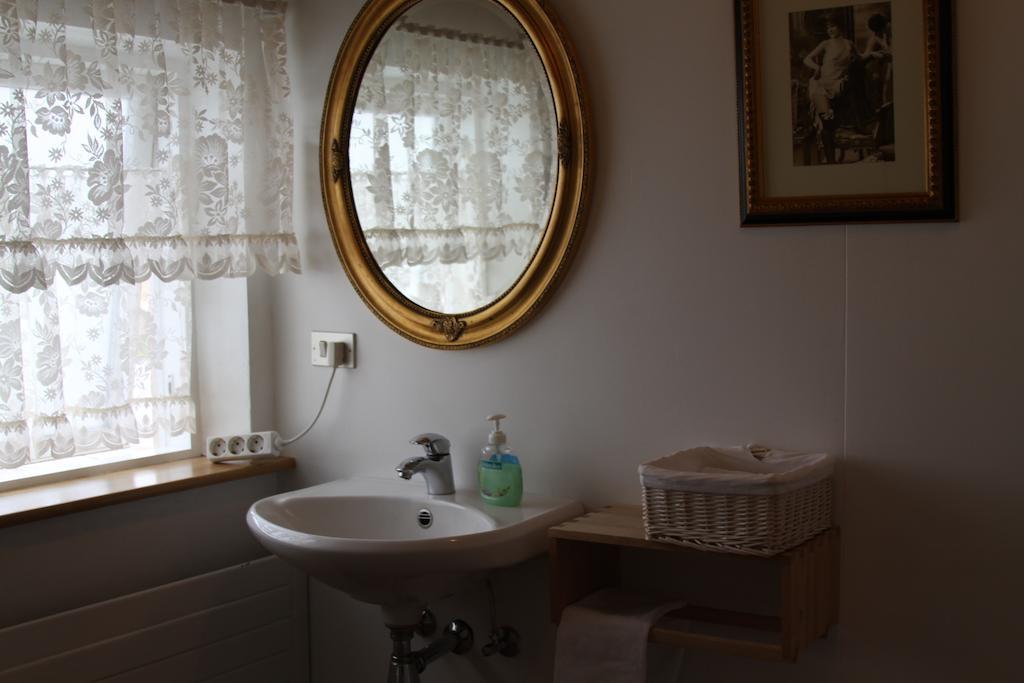 Lonsa Guesthouse อาคูเรย์รี ภายนอก รูปภาพ