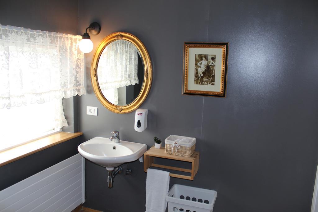 Lonsa Guesthouse อาคูเรย์รี ภายนอก รูปภาพ
