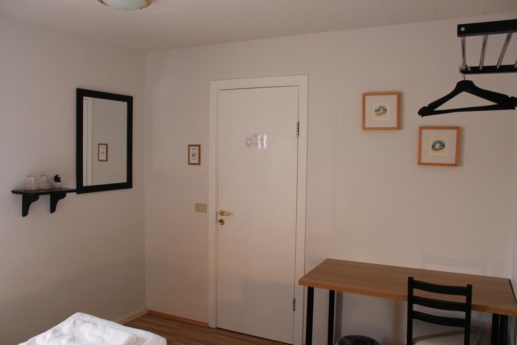 Lonsa Guesthouse อาคูเรย์รี ภายนอก รูปภาพ