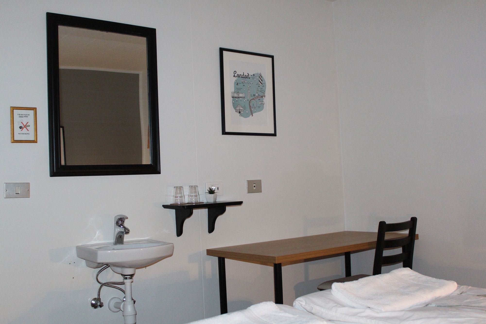 Lonsa Guesthouse อาคูเรย์รี ภายนอก รูปภาพ