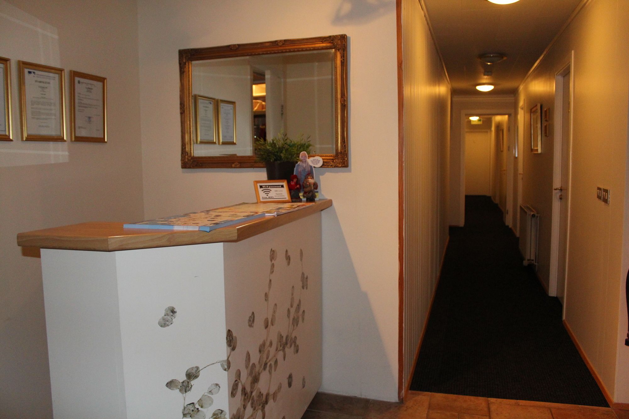 Lonsa Guesthouse อาคูเรย์รี ภายนอก รูปภาพ
