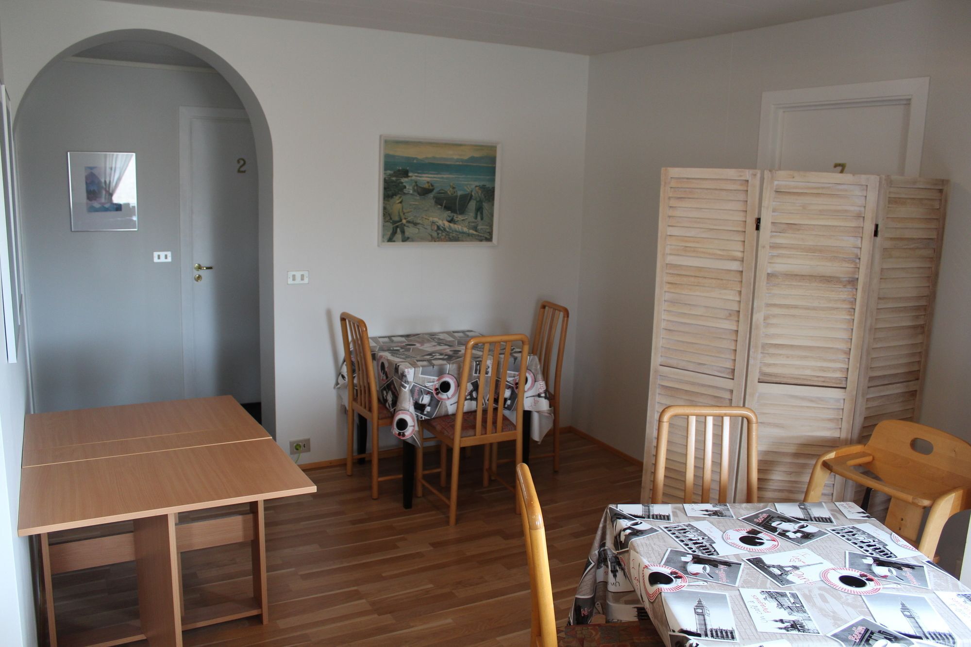 Lonsa Guesthouse อาคูเรย์รี ภายนอก รูปภาพ