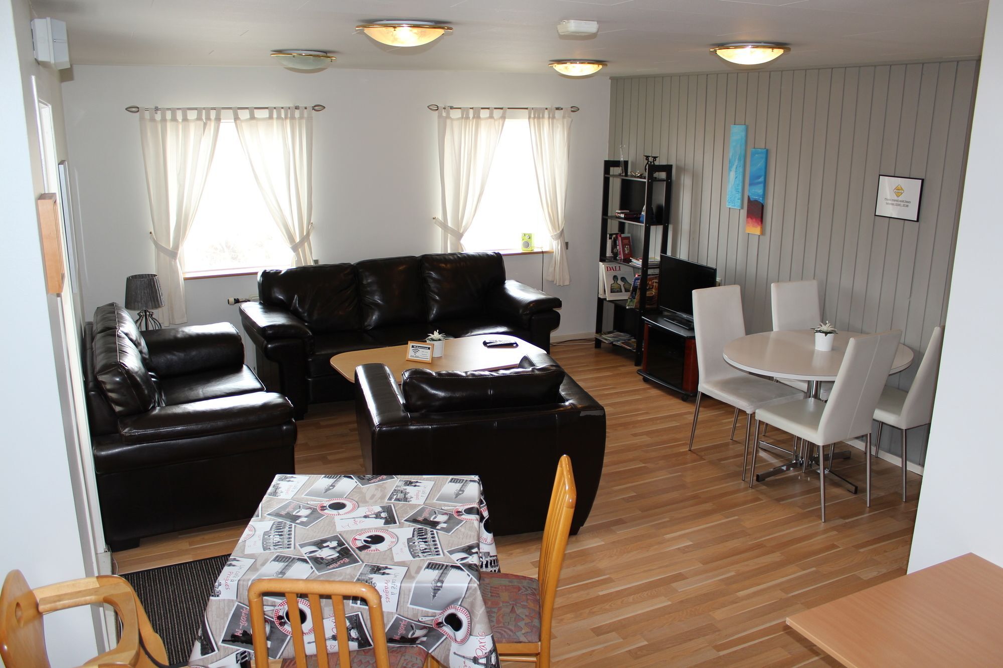 Lonsa Guesthouse อาคูเรย์รี ภายนอก รูปภาพ